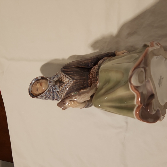Dahl Jensen Copenhagen 1150 Fish Seller Lady Sitting on a Barrel Figurine. - Picture 6 of 9